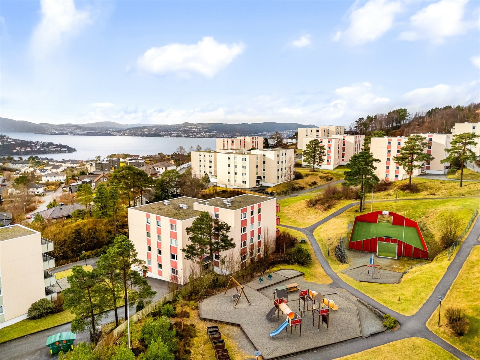 Eiendommen har en tilbaketrukket og meget barnevennlig beliggenhet på et høydedrag i Haukedalen. Flott utsikt fra både fellesområder og balkong! Galleribilde