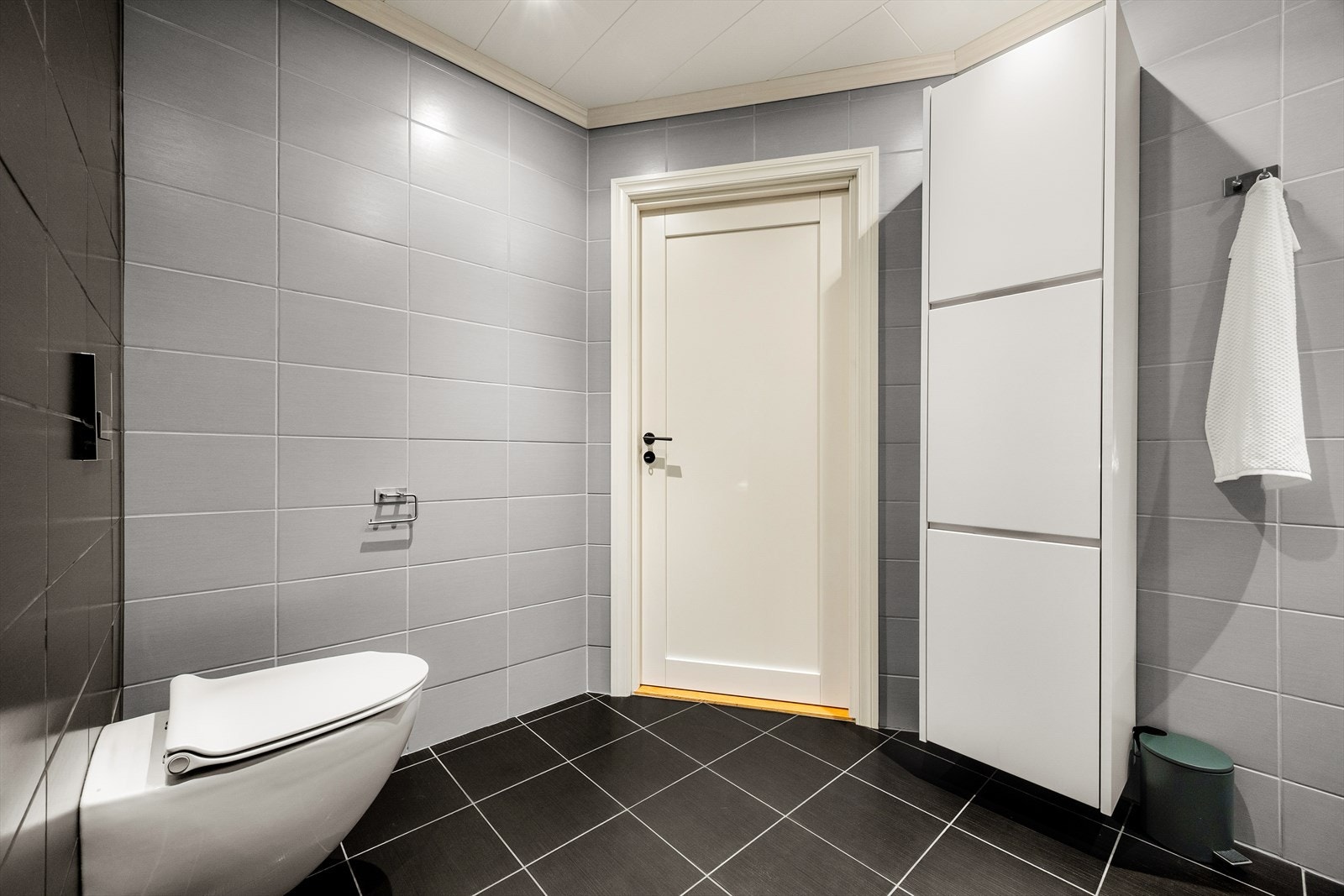 Badet ble sist renovert i 2013 - rørleggerarbeid ble utført av Daniel K. Berland AS. Rør i rør med fordelerskap på vaskerom Galleribilde