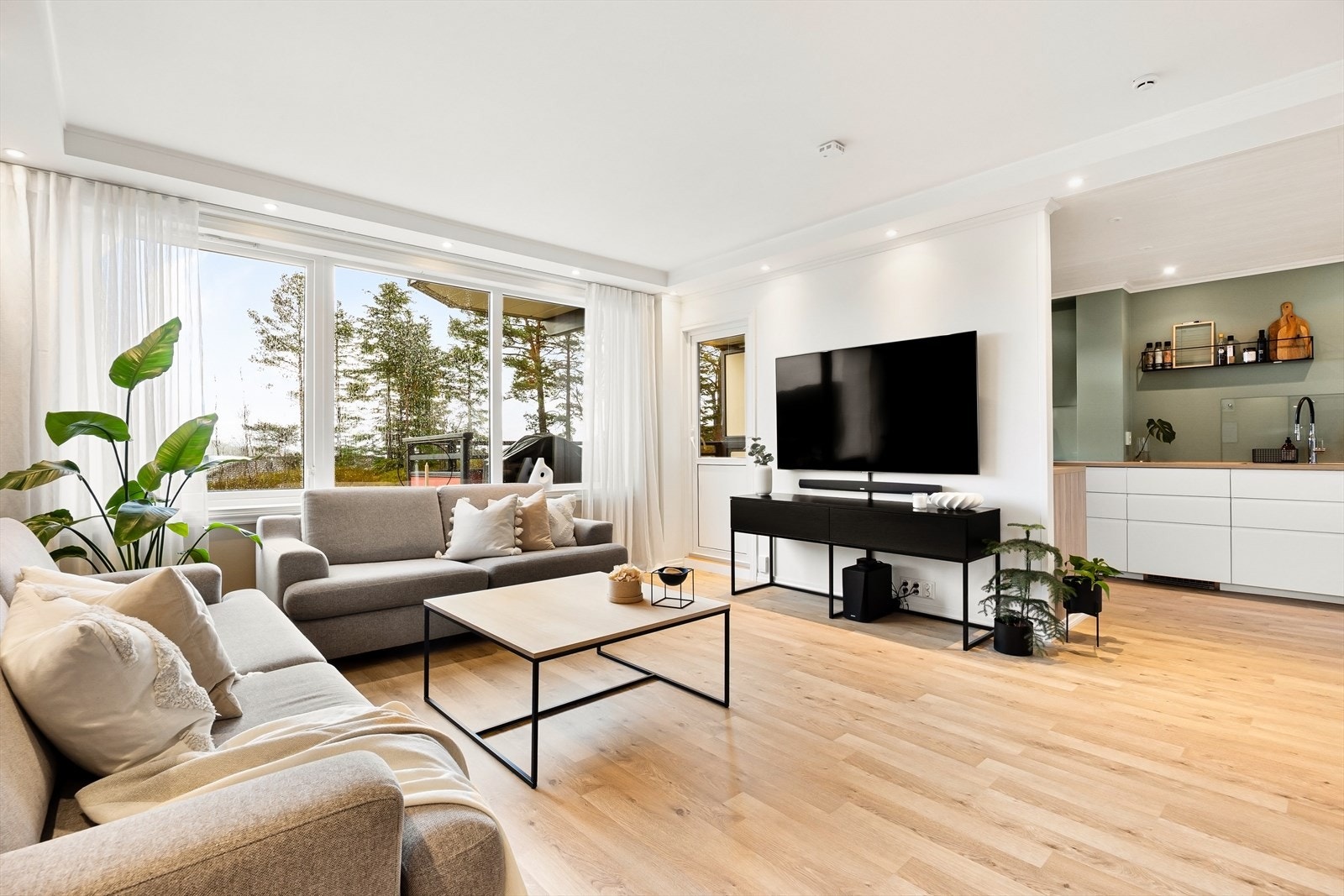 Fra stuen er det utgang til sørvendt balkong på 11 m² Galleribilde