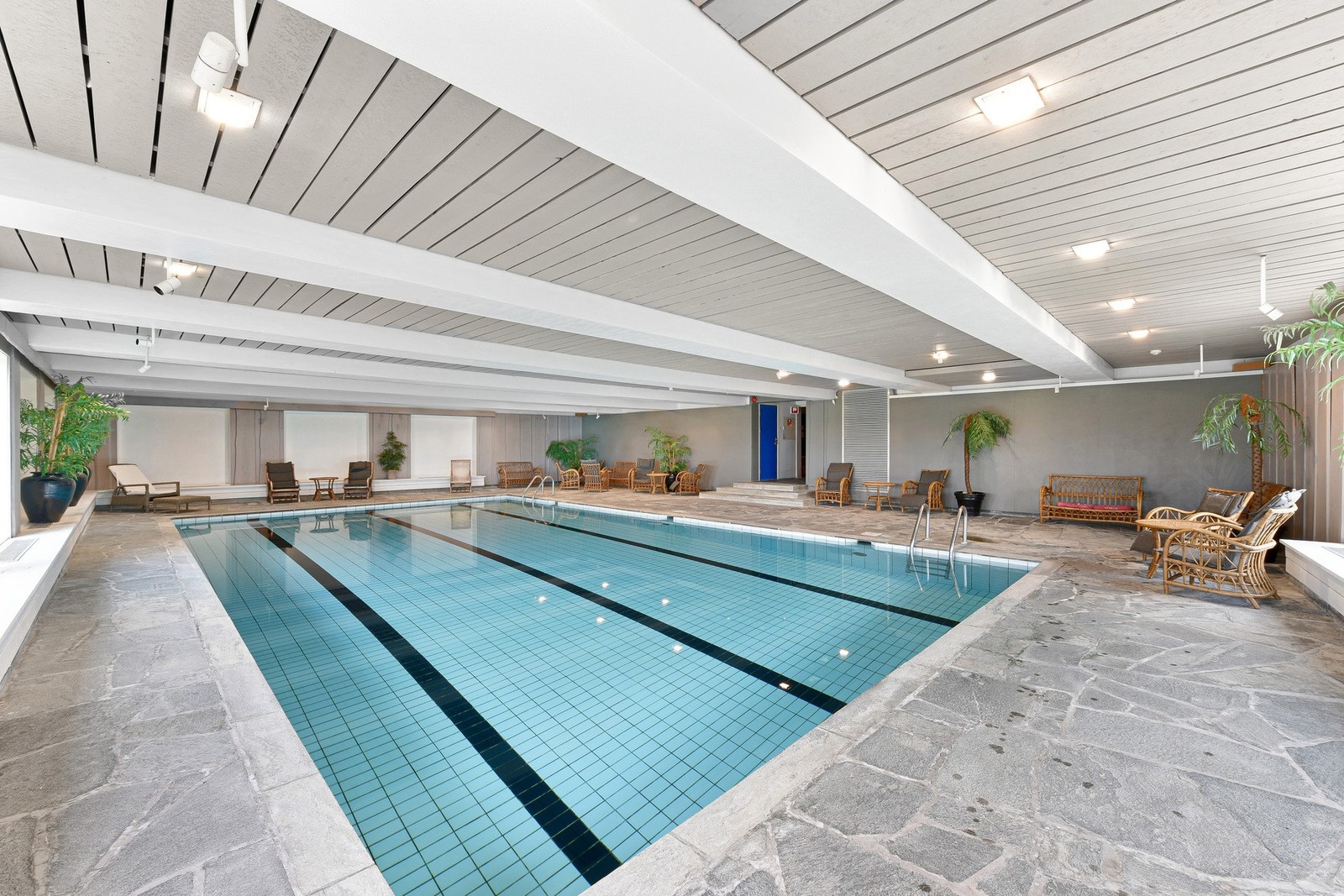 Ta en avslappende dag inne i bassenget på Sanderstølen Hotell. Galleribilde
