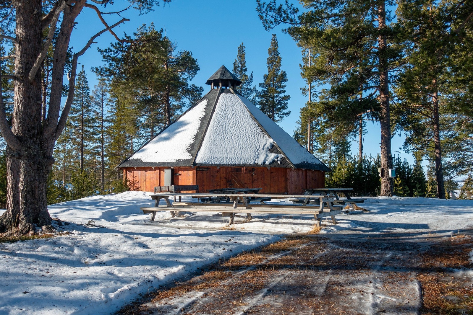 En liten gåtur til en grillhytte og lavvo. Galleribilde