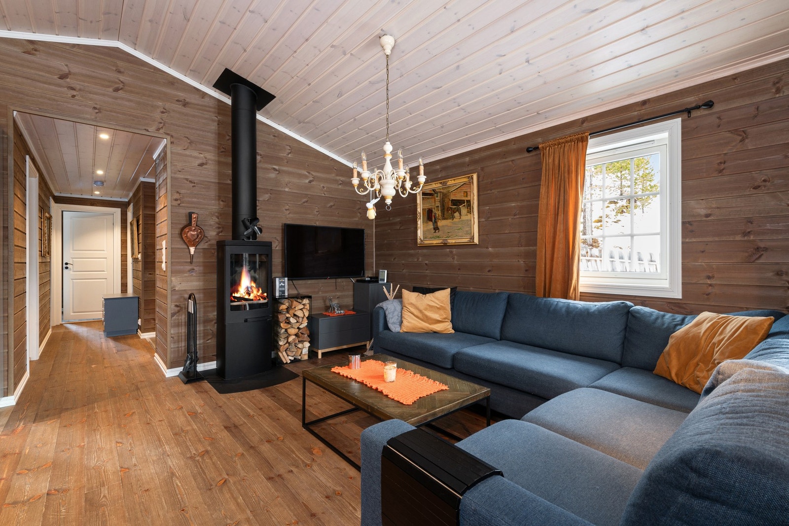 I stuen er det god plass til en sofagruppe foran peisen. Galleribilde