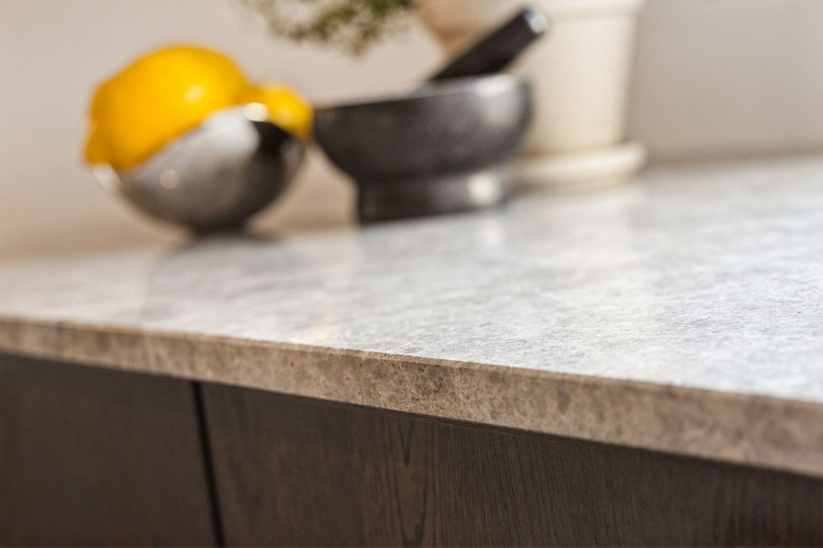 Solid og pen benkeplate i marmor (Emperador Grey) Galleribilde