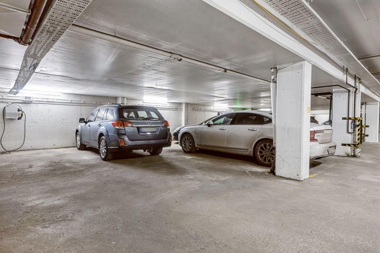 I kjeller finner man garasjeanlegget (organisert i eget sameie). Det medfølger en plass hvor det er mulighet for lader Galleribilde