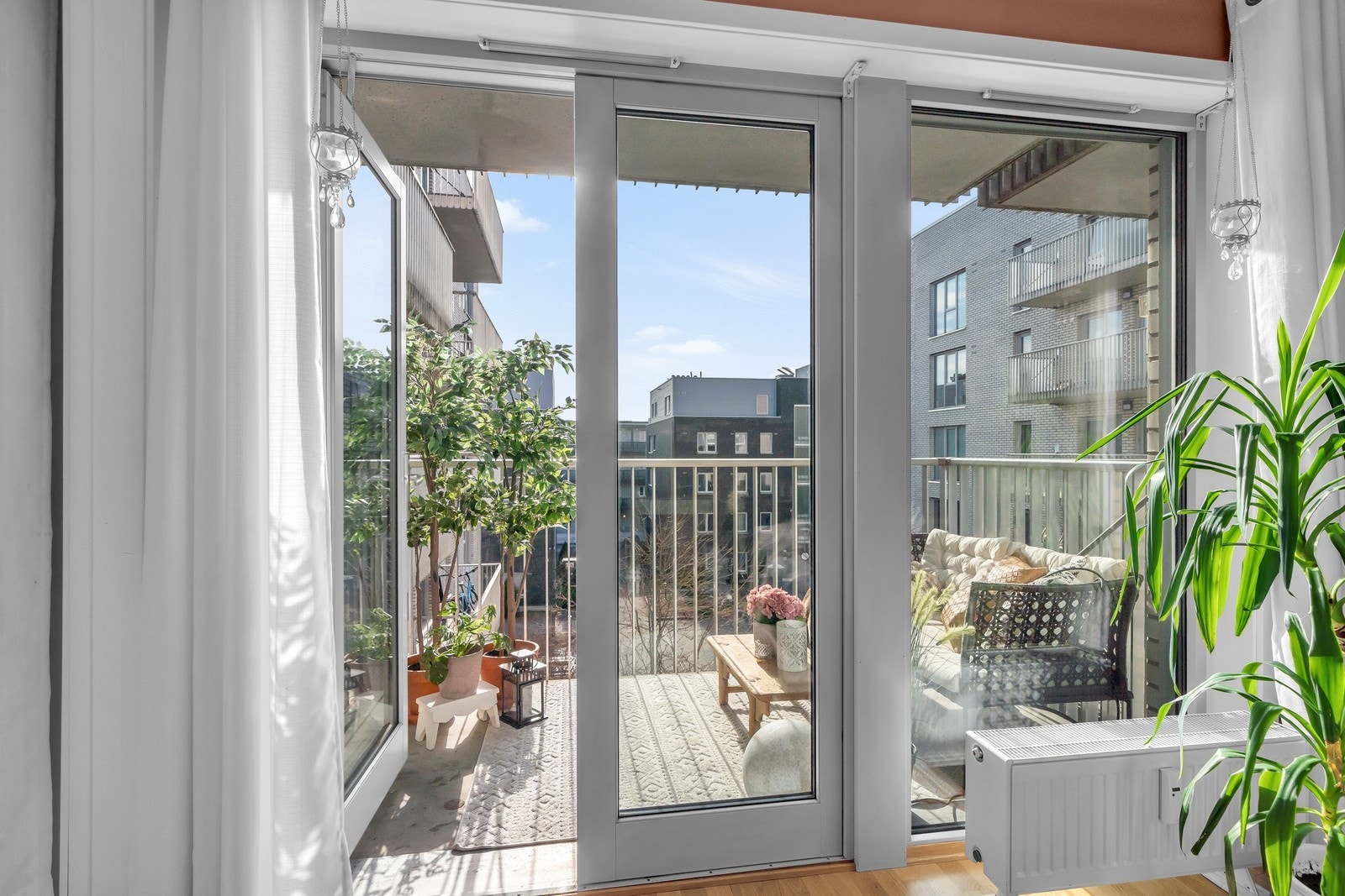 Fra stuen er det utgang til balkongen med sol fra ca. 13-18 på sommerstid. Galleribilde