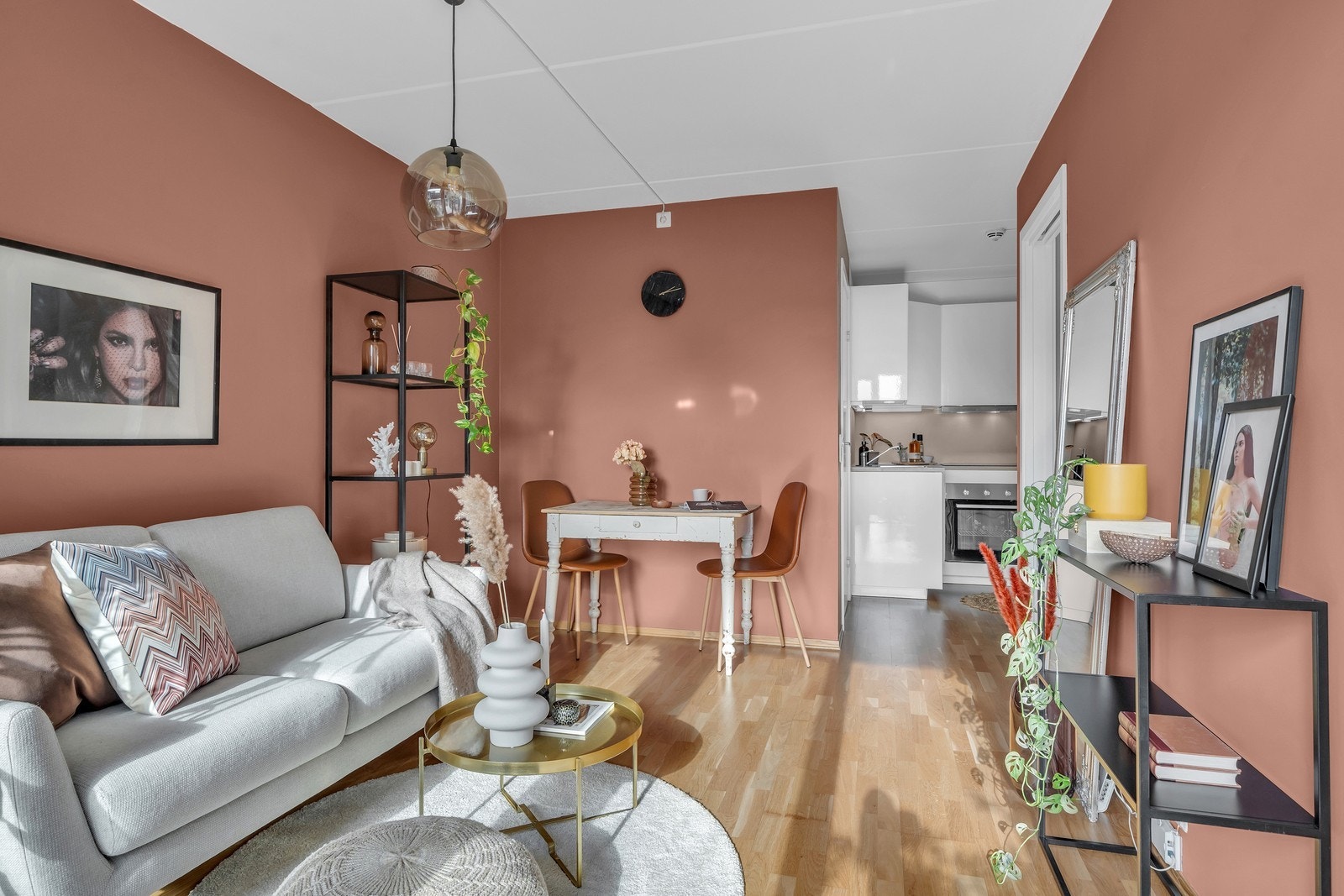 Leiligheten har store vindusflater som bidrar til mye naturlig lys. Galleribilde