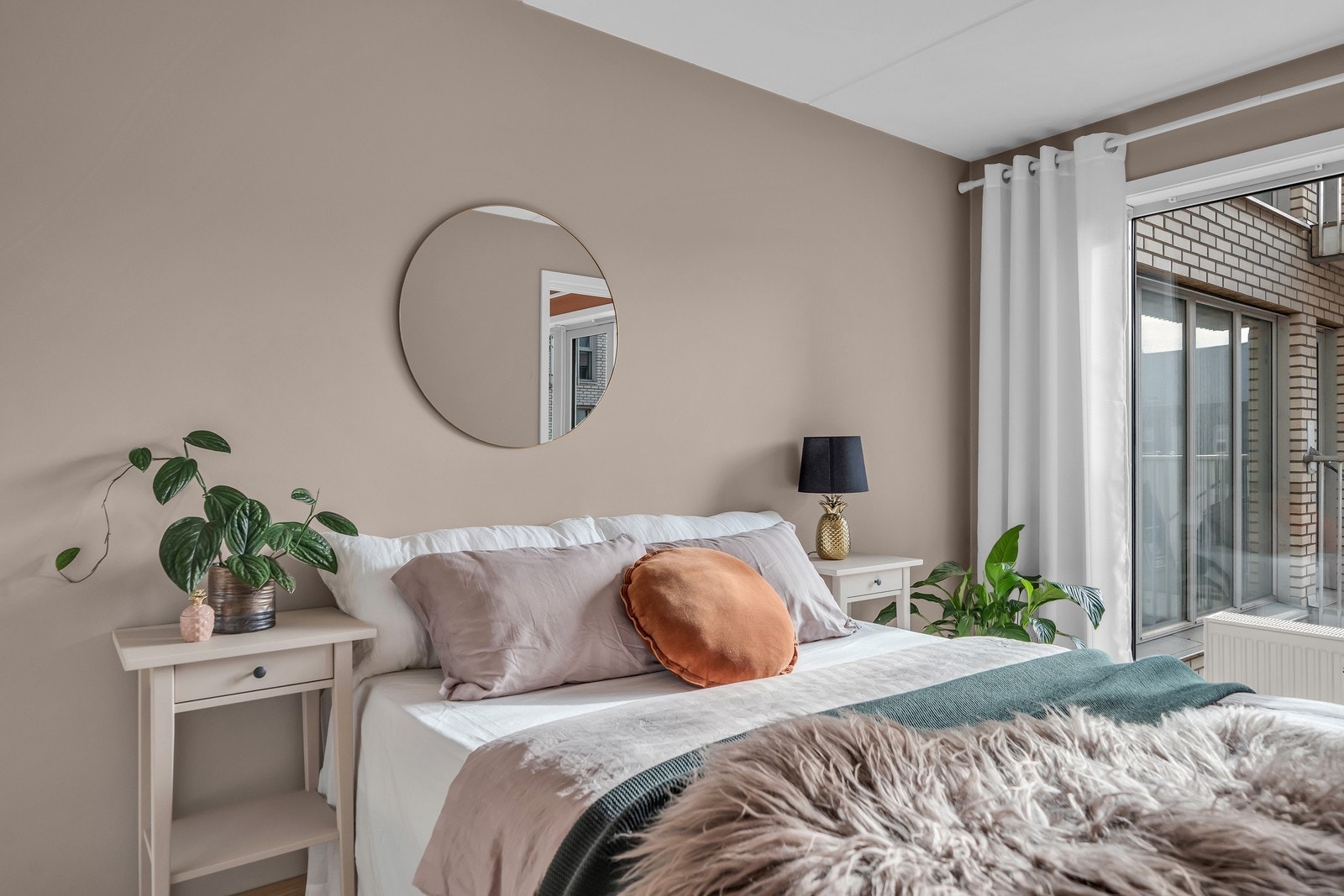 De store vinduene som er i stuen finnes også på soverommet. Galleribilde