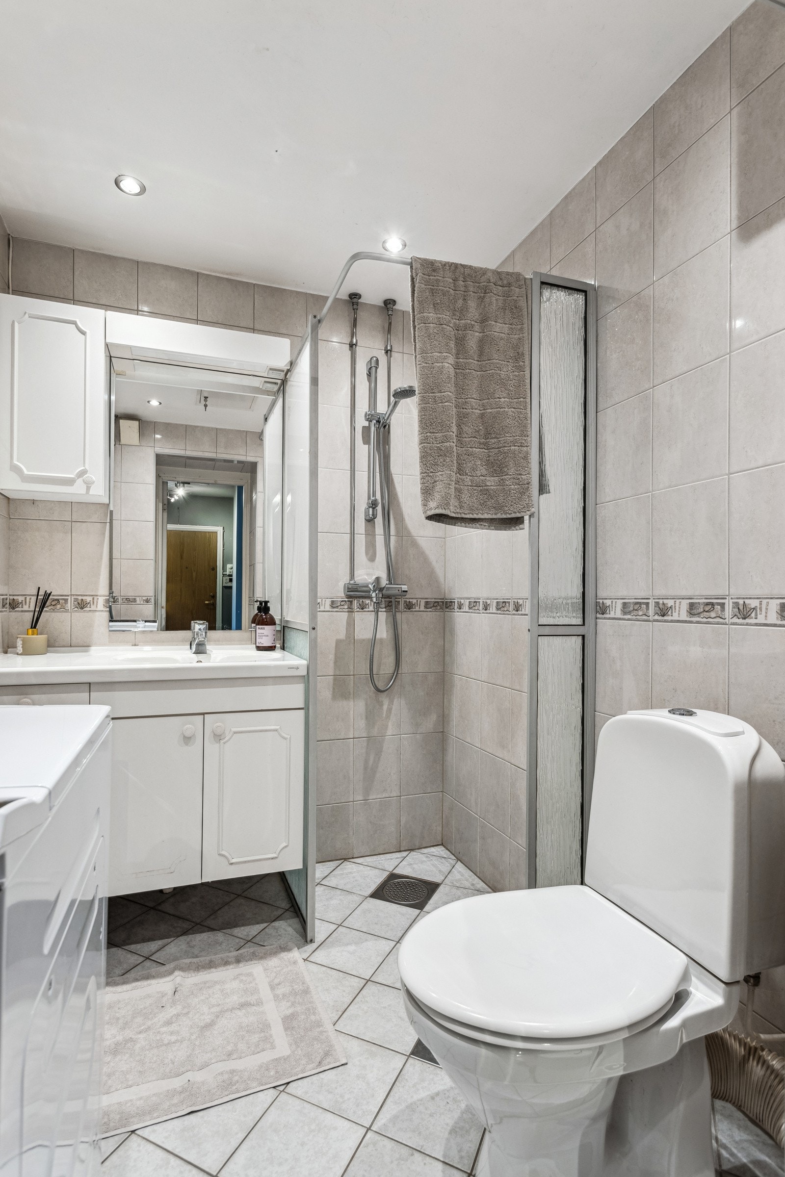 Flislagt baderom med gulvvarme. Opplegg for vaskemaskin. Galleribilde