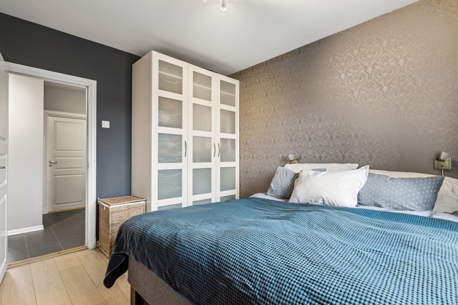 Garderobeskap medfølger. Galleribilde