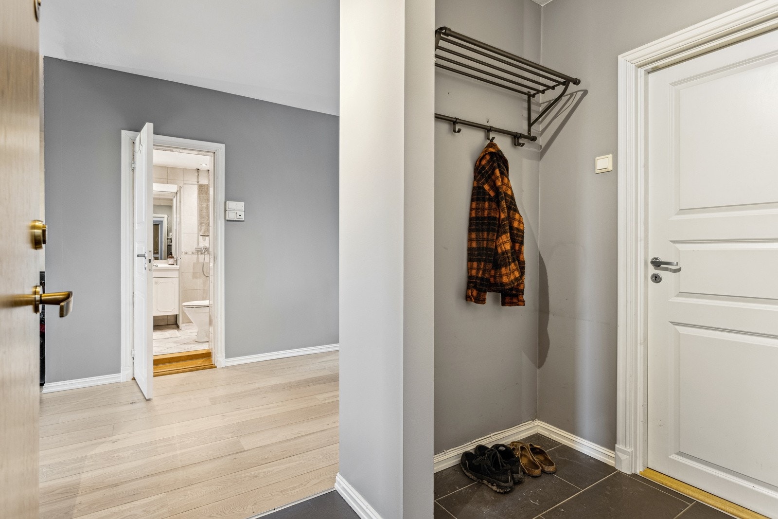 Entré med plass til yttertøy. Flislagt med gulvvarme. Galleribilde