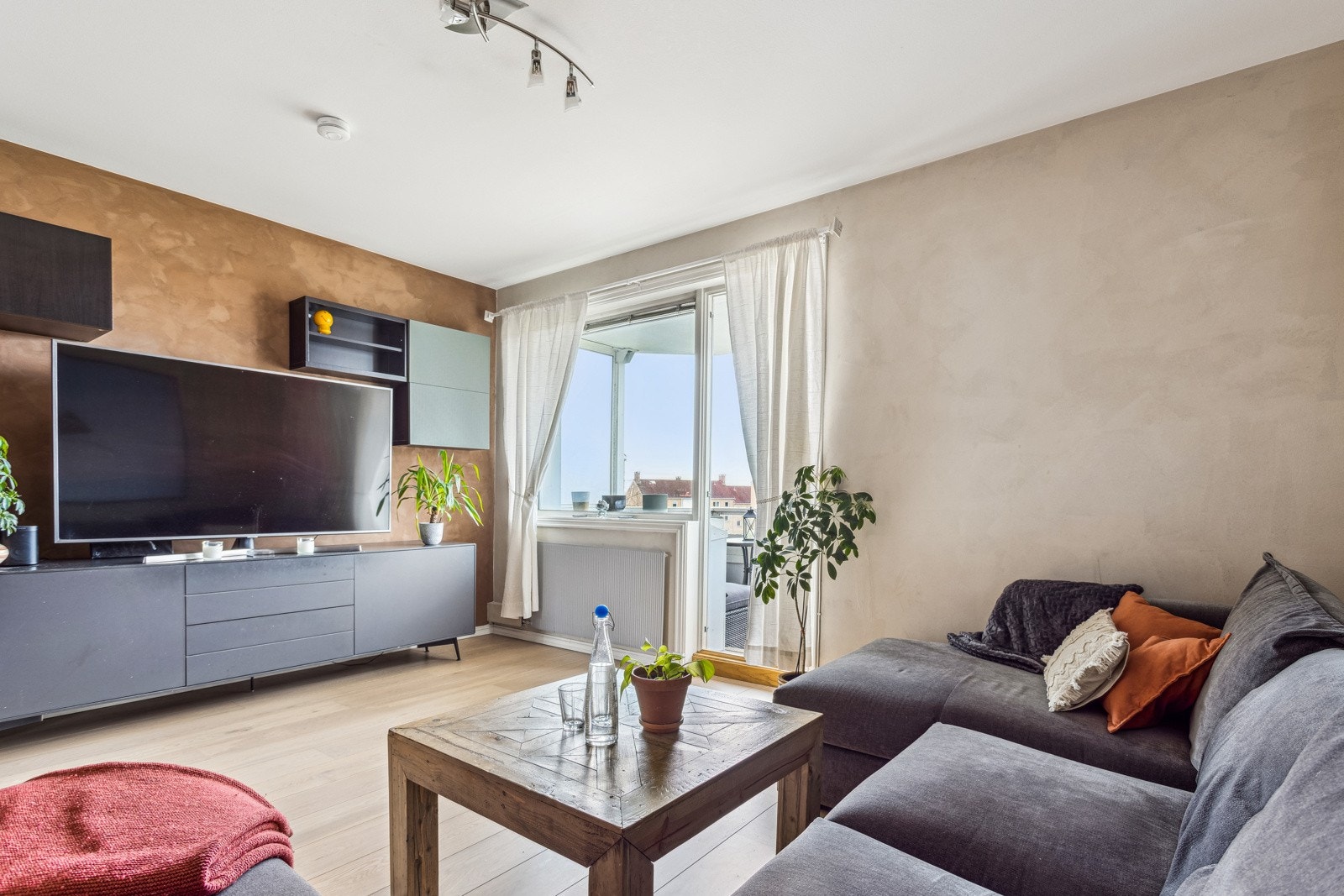 Stue med utgang til balkong. Galleribilde