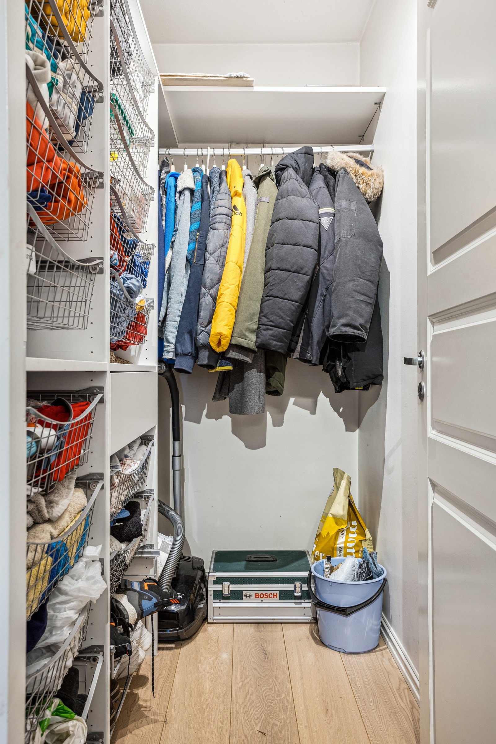 Innvendig bod/garderobe i tilknytning til entreen. Galleribilde