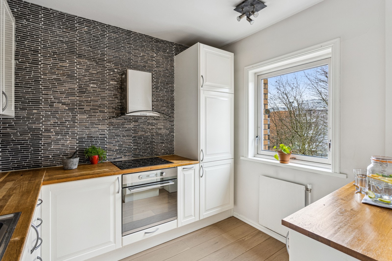 Kjøkkeninnredning med integrerte hvitevarer. Galleribilde