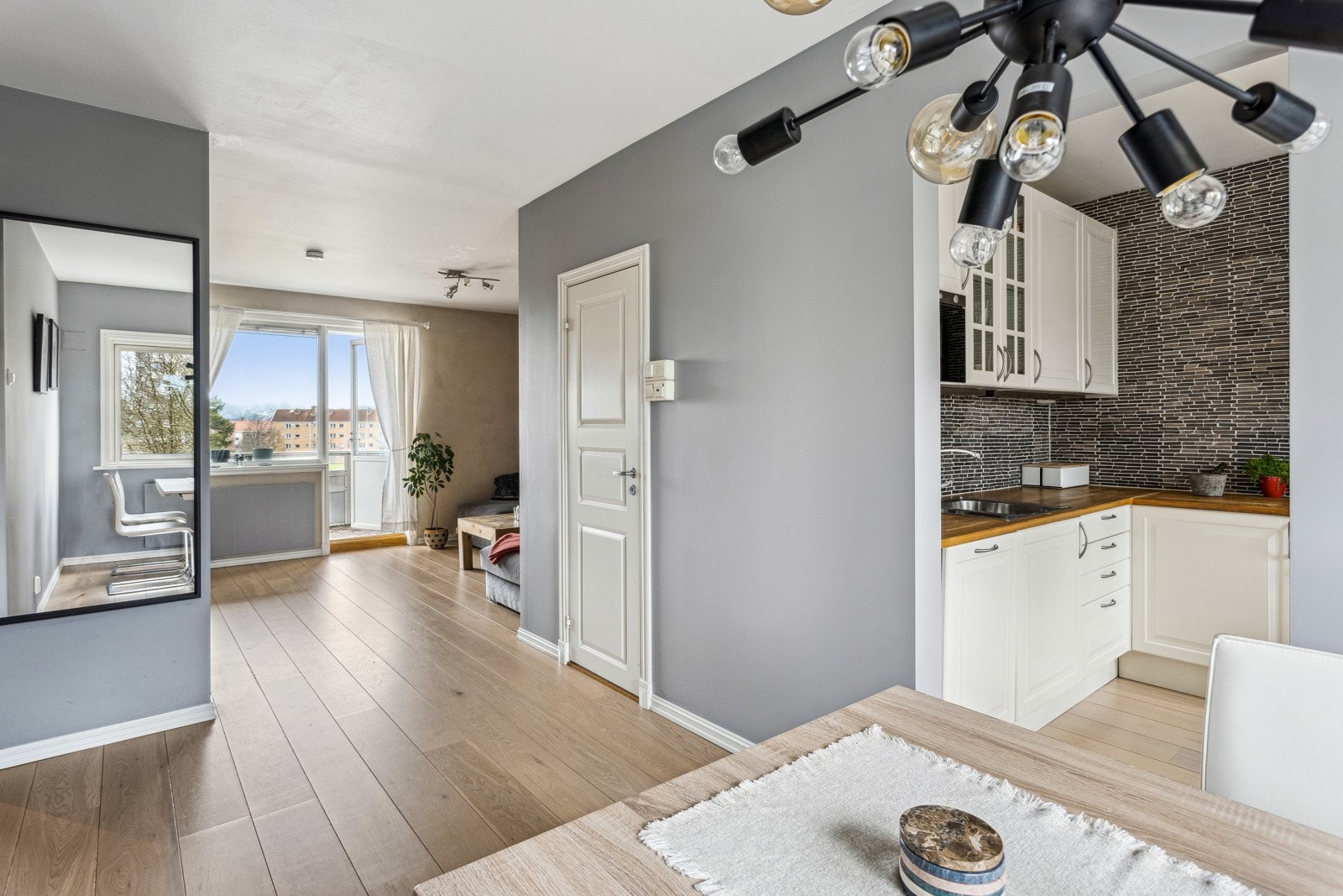 Spisestue og stue. Malte slette veggflater. Galleribilde