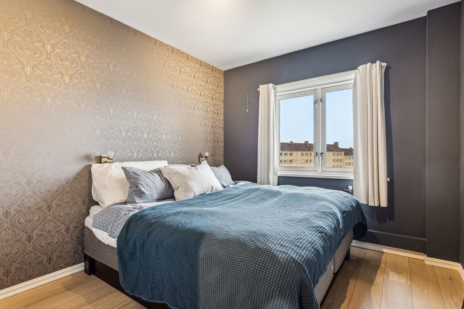 Godt soverom med plass til dobbeltseng. Galleribilde