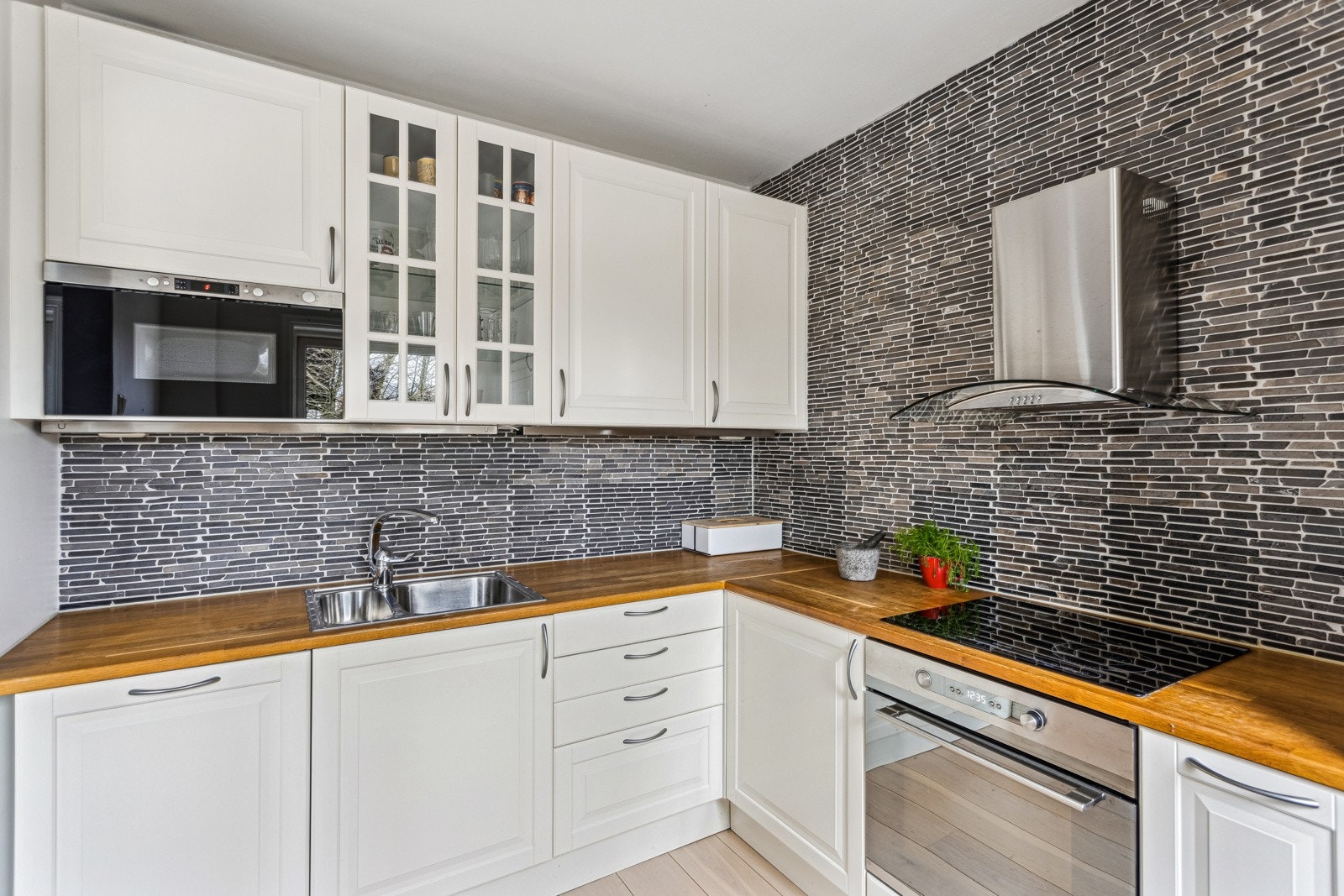 Godt med skap og benkeplass. Galleribilde