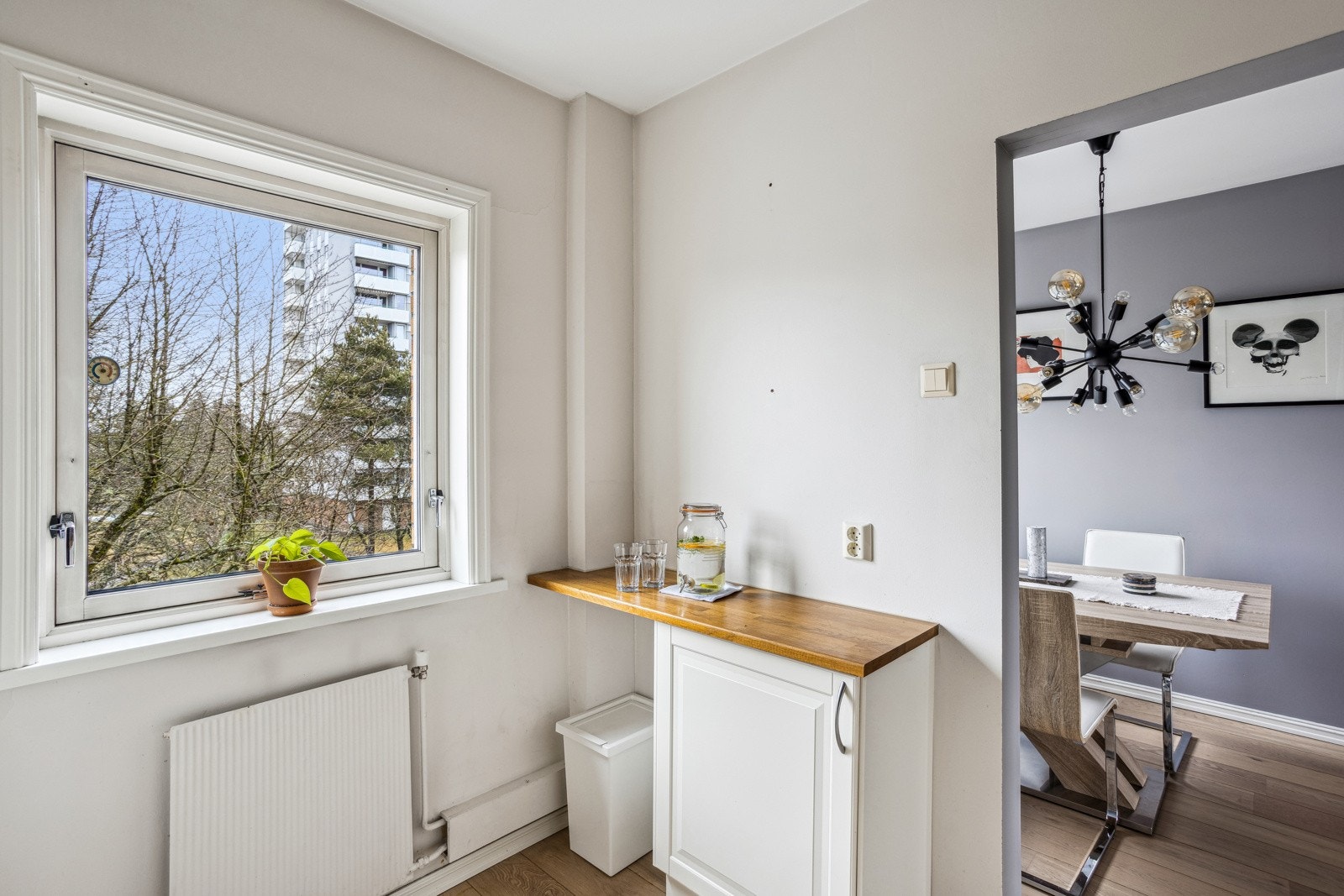 Kjøkken mot spisestue. Galleribilde