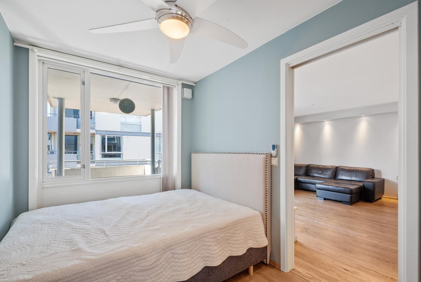 Hovedsoverom med skyvedørsgarderobe Galleribilde