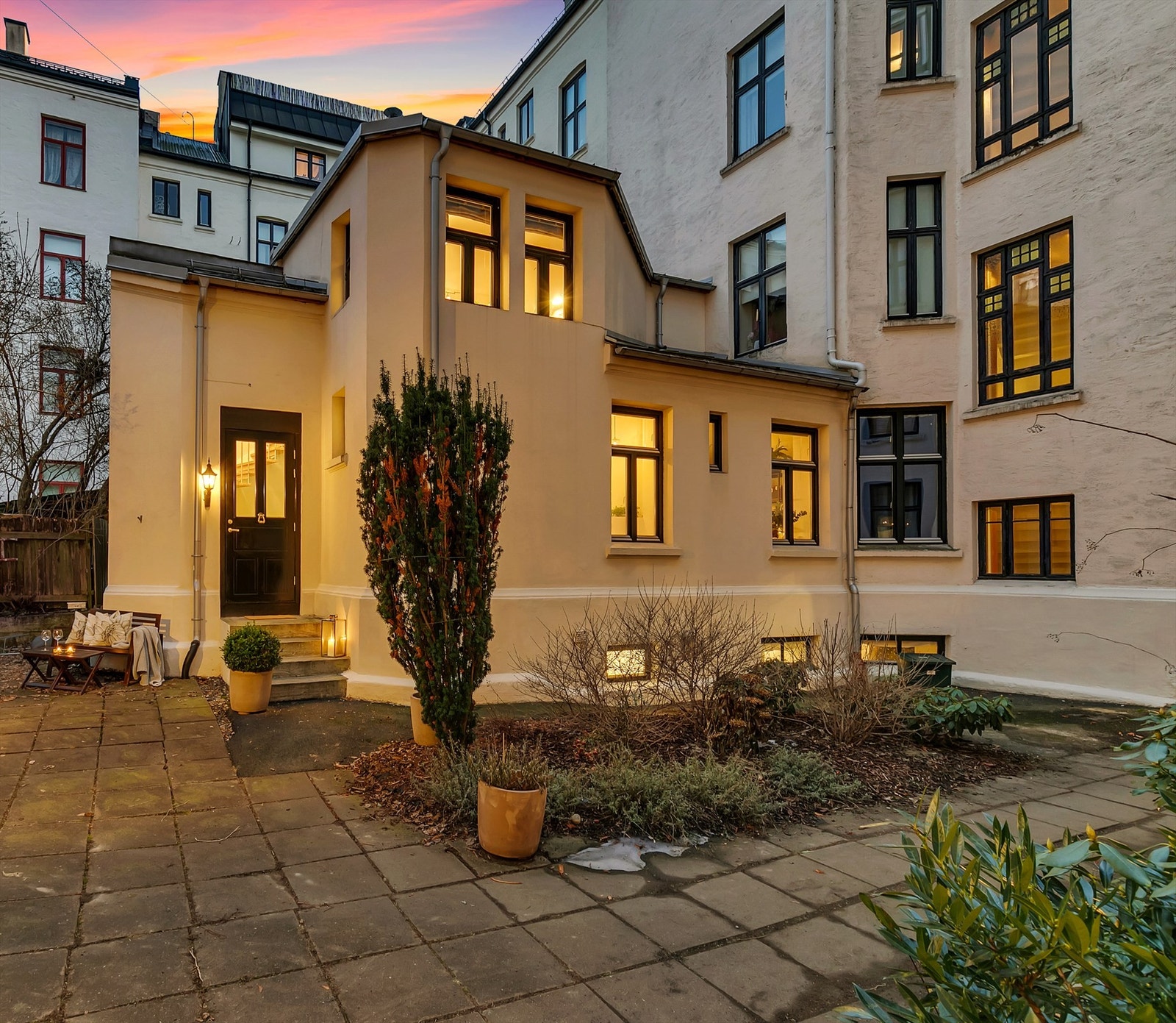 En sjelden mulighet på beste Frogner. Et nydelig "Townhouse" over 3-plan med egen inngang. Boligen ligger skjermet til i indre gårdsrom. Galleribilde