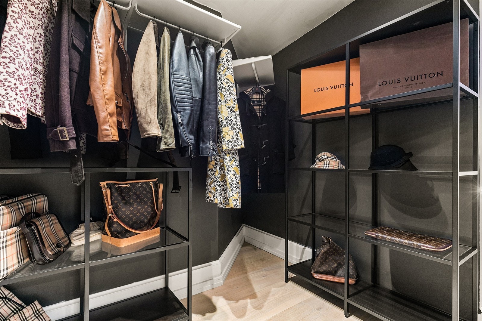 Her har man god plass til enkle garderobeløsninger. Galleribilde