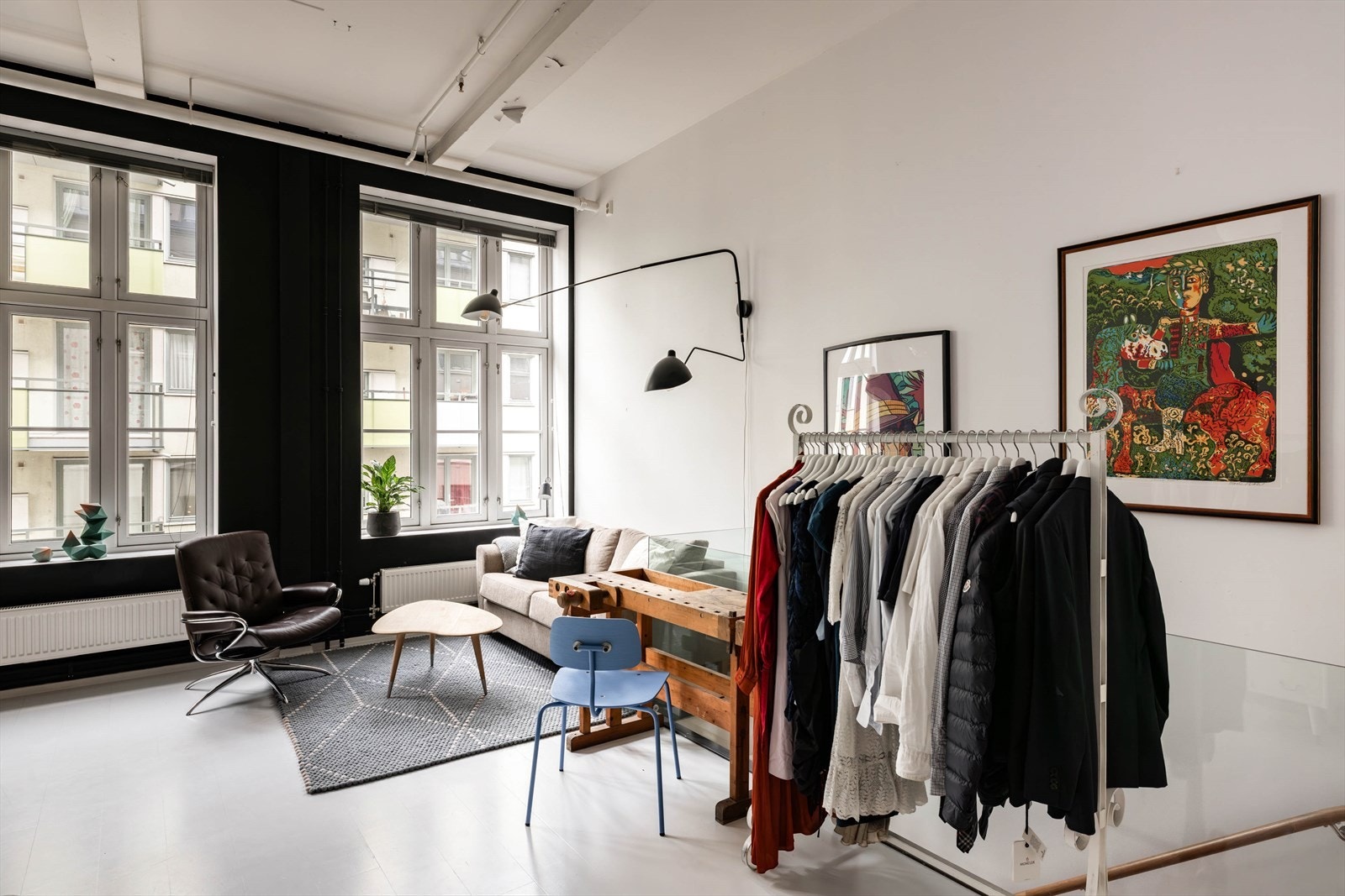 Leiligheten har en meget generøs takhøyde og store vindusflater som slipper inn rikelig med naturlig lys. Galleribilde