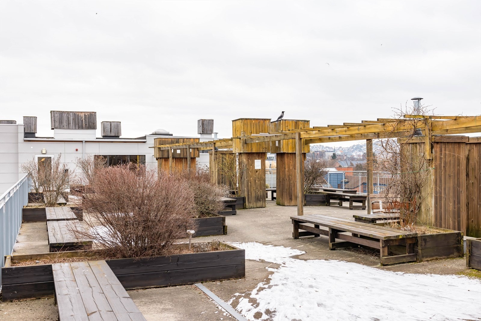 Borettslaget har en romslig, solrik felles takterrasse. Her er det møblert og alt ligger til rette for å nyte fine dager. Galleribilde