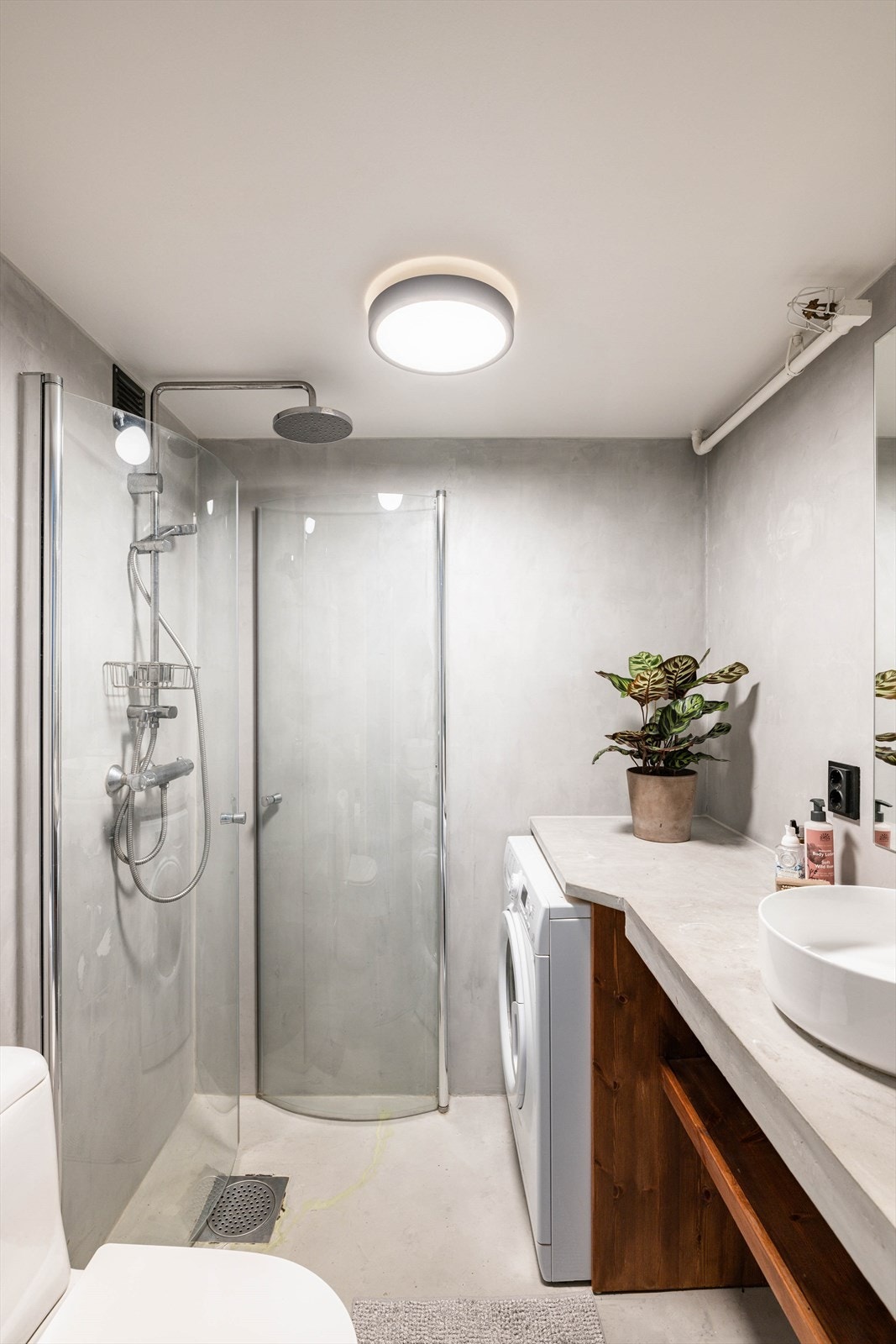 Badet er tidløst og har oppbevaringsmuligheter i baderomsinnredningen. Galleribilde