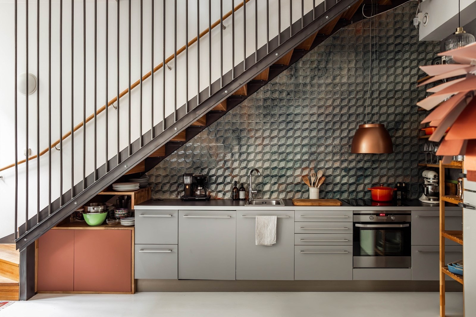 Av integrerte hvitevarer er det stekeovn, platetopp og oppvaskmaskin. Galleribilde