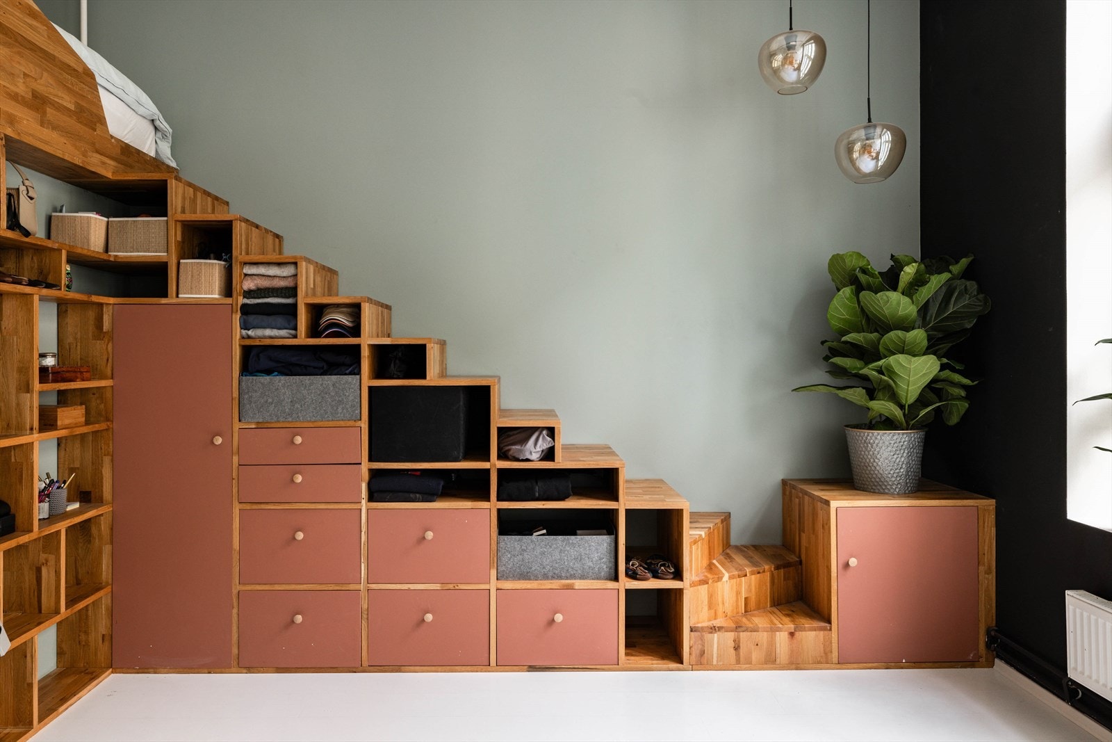 Flott, plassbygd trapp med hyller og skuffer under. Galleribilde
