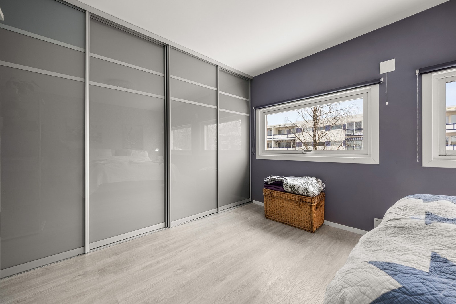 Her er det en praktisk skyvedørsgarderobe Galleribilde