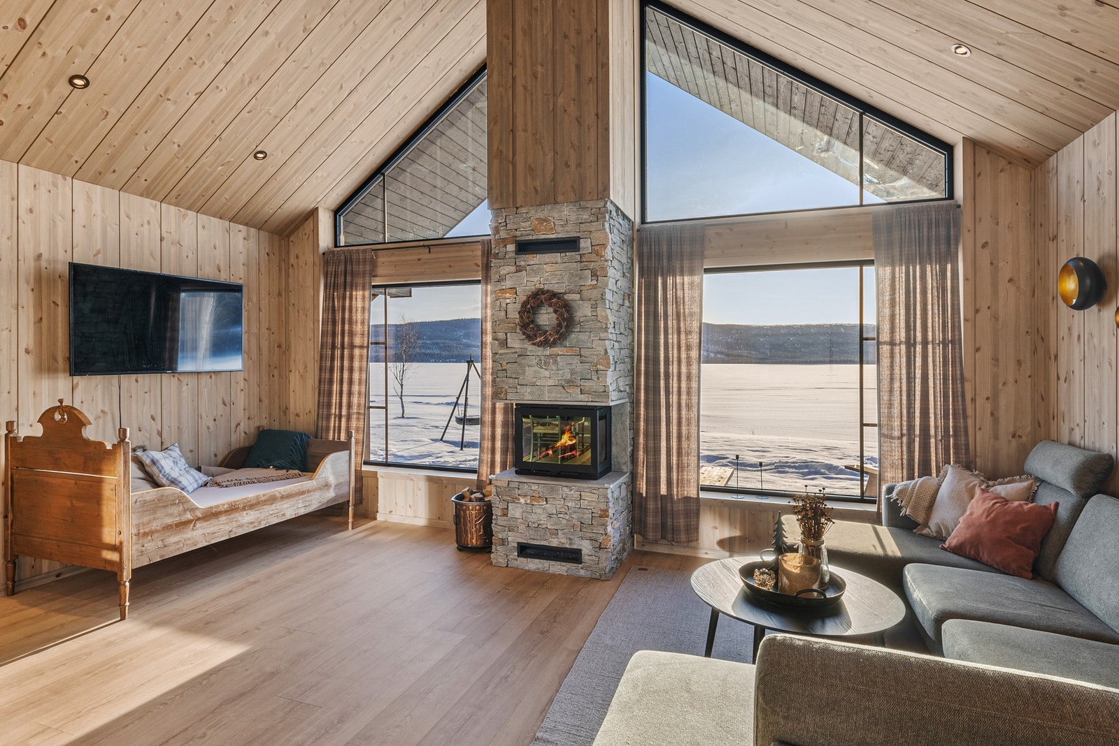 Det er innfelte spotter i flere himlinger og termostatstyrt gulvvarme i alle rom (unntatt soverom) Galleribilde