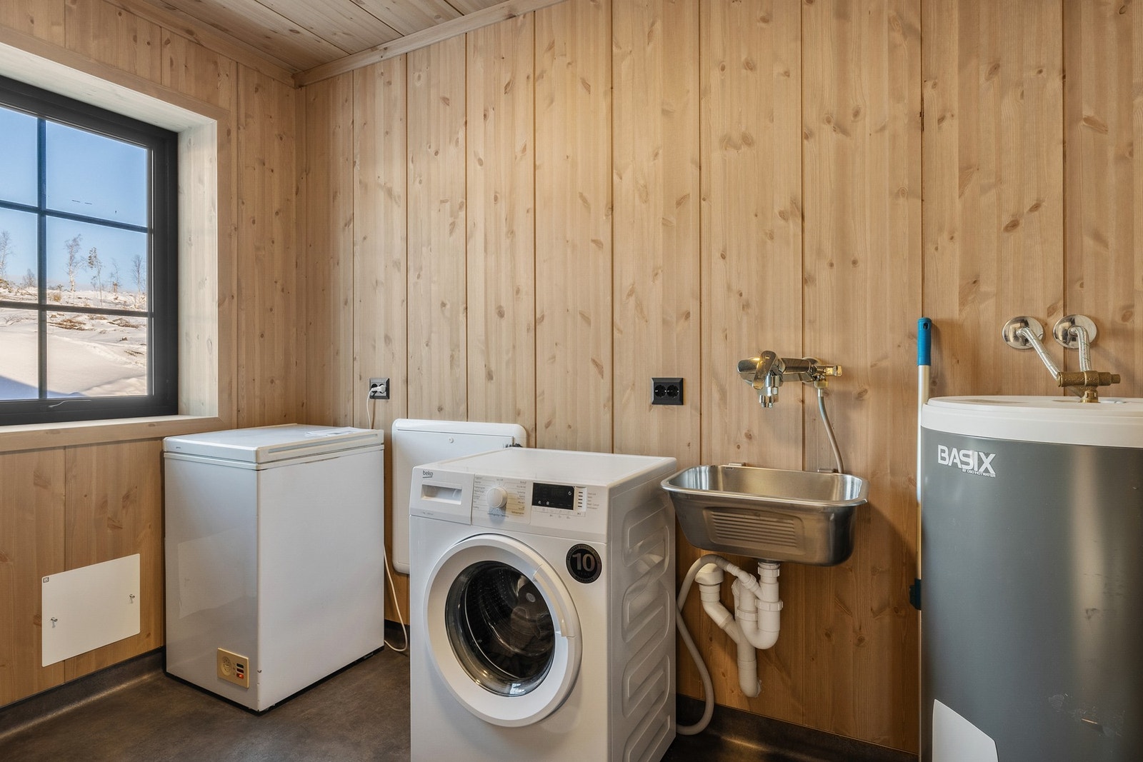 Praktisk vaskerom. Rommet har også opplegg for ekstra toalett. Galleribilde