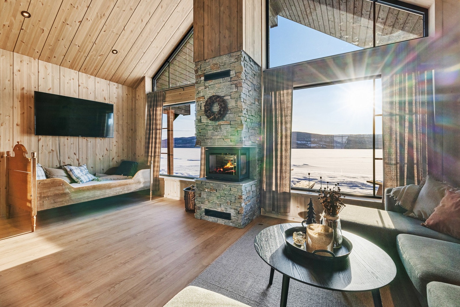 Integrert peisovn som utgjør et lunt og fint møbel i hytta Galleribilde