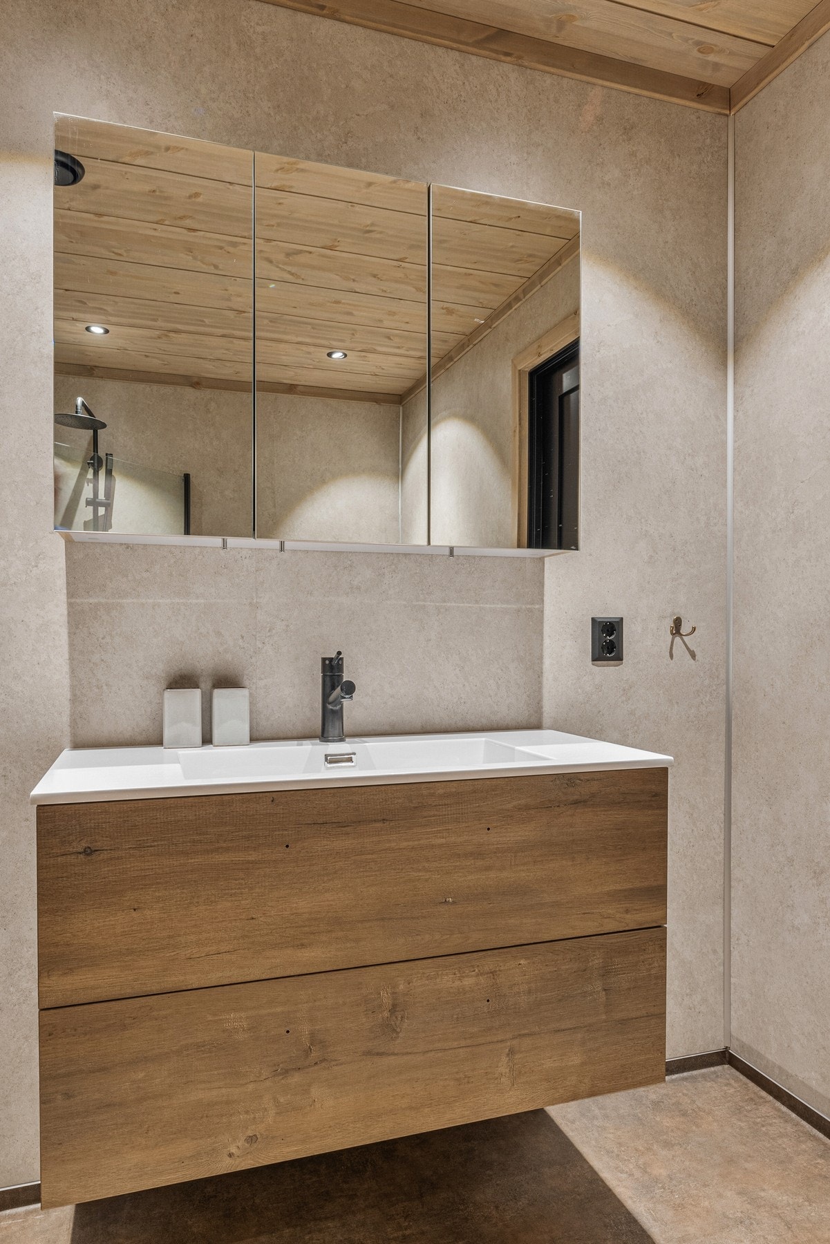 Innbydende bad i moderne hyttestil Galleribilde