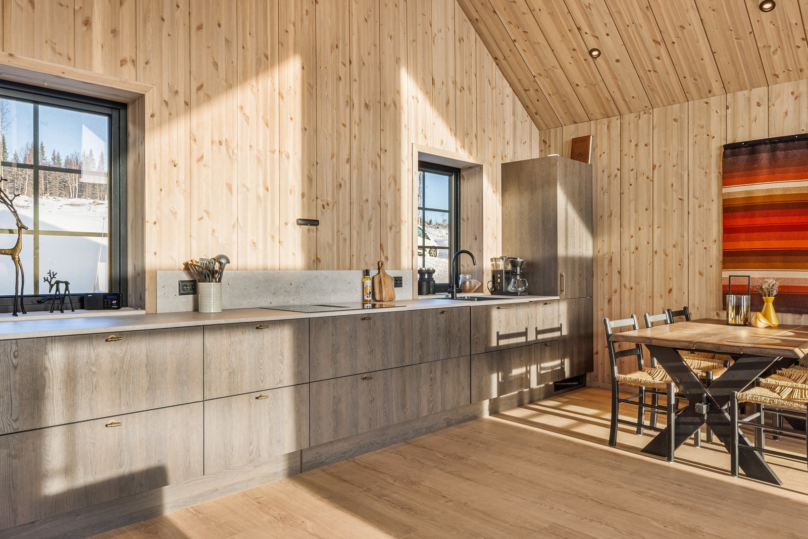 Delikat kjøkken med tidsriktige overflater og med fronter i trestruktur Galleribilde