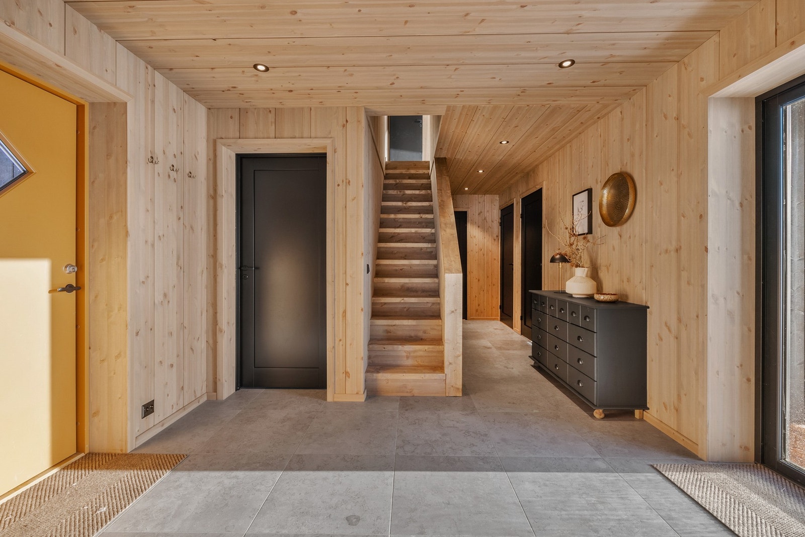 Hytta består av gang/entrè, stue/kjøkken, bad, vaskerom og 3 soverom Galleribilde