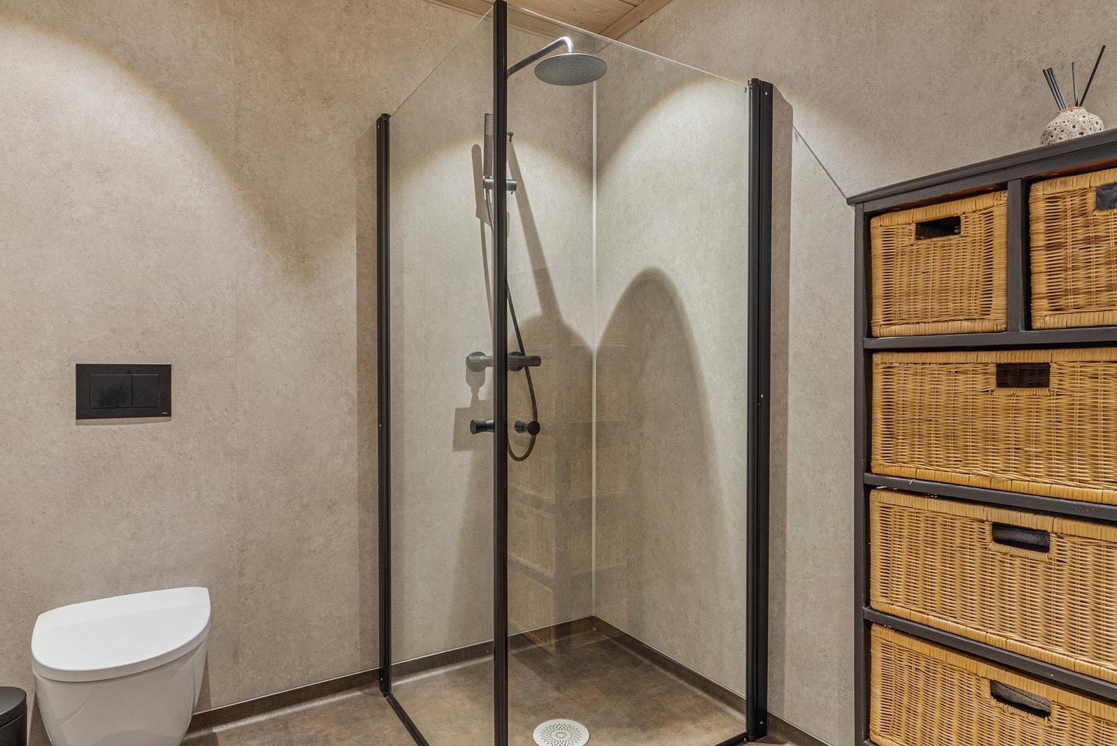 Praktisk dusjløsning med innfellbare dusjvegger Galleribilde