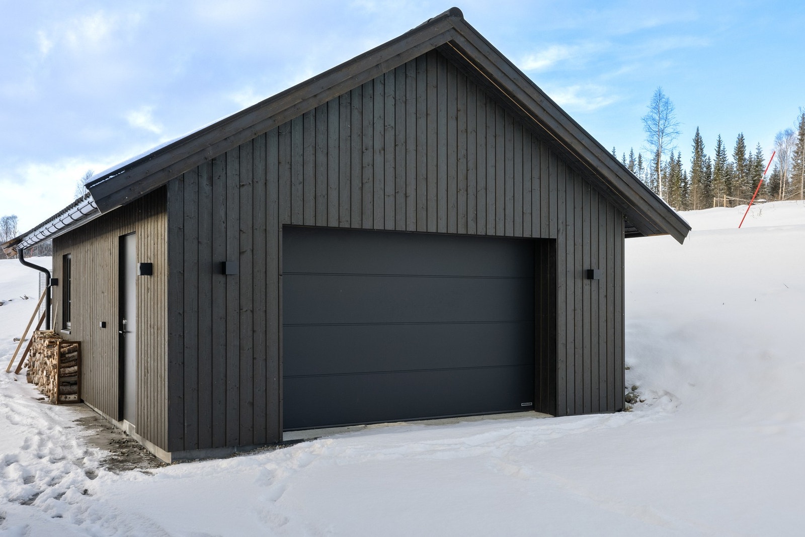 Isolert garasje og med innlagt strøm. Byggeår 2023 Galleribilde