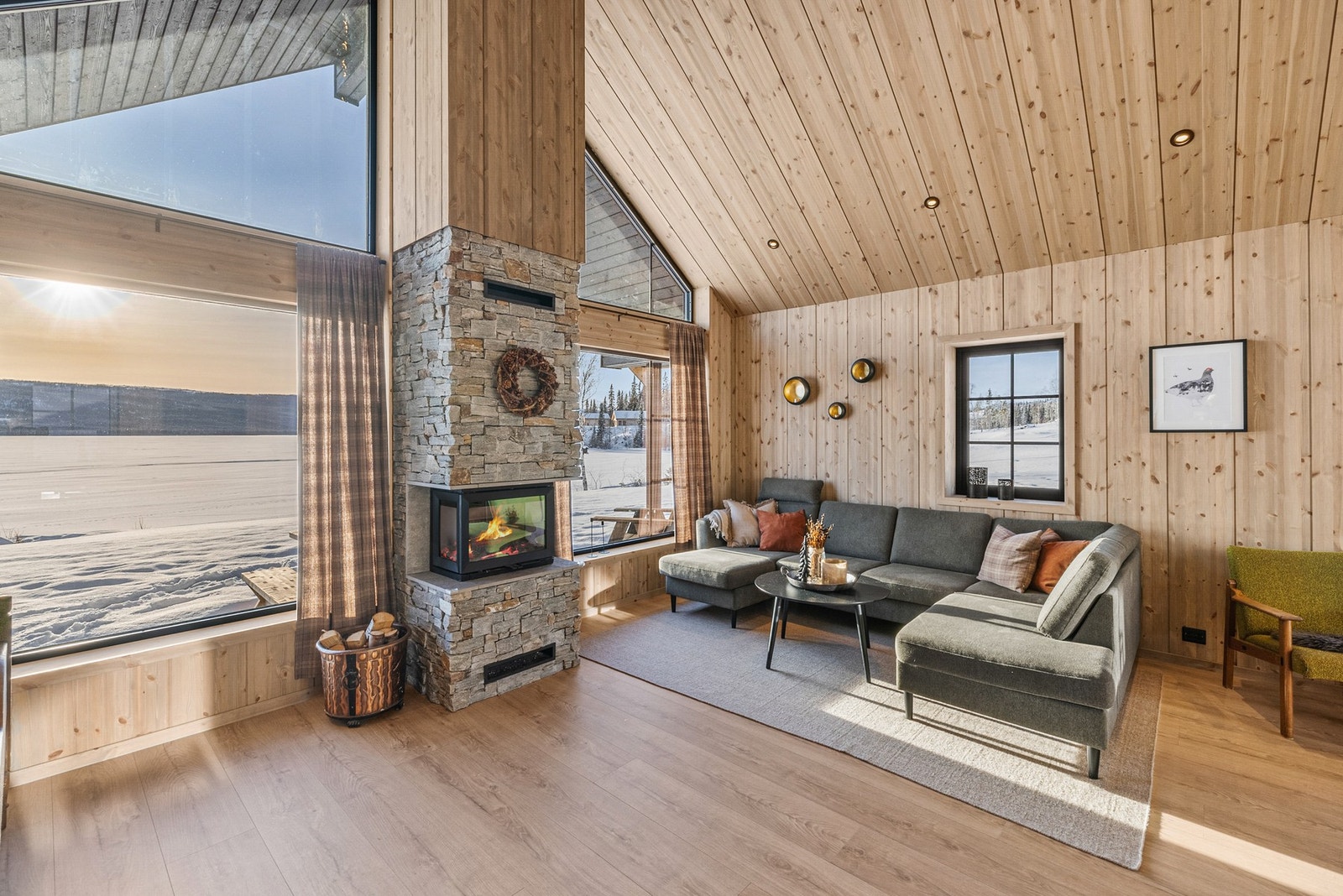 Store vindusflater som gir godt lysinnslipp og fremhever utsikten Galleribilde