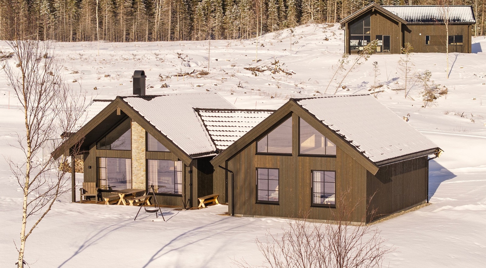 Hytta ble oppført i 2023 og holder en høy og moderne standard av god kvalitet Galleribilde