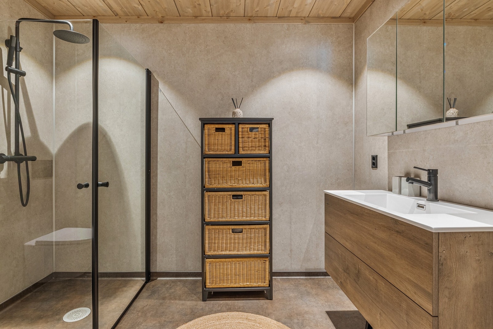 Overflater med vinylbelegg på gulv og våtromsplater på vegger Galleribilde