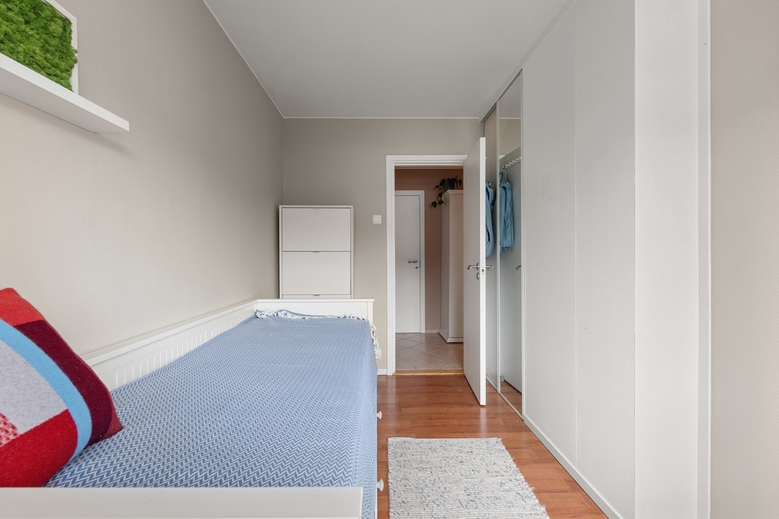 Oppbevaringsplass i skyvedørsgarderobe med speilfronter. Galleribilde