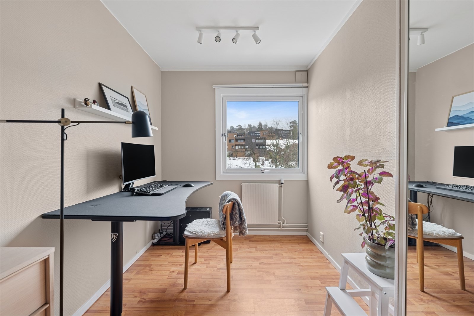 Soverom 3. God plass til seng, kommode og medfølgende skyvedørsgarderobe. Galleribilde