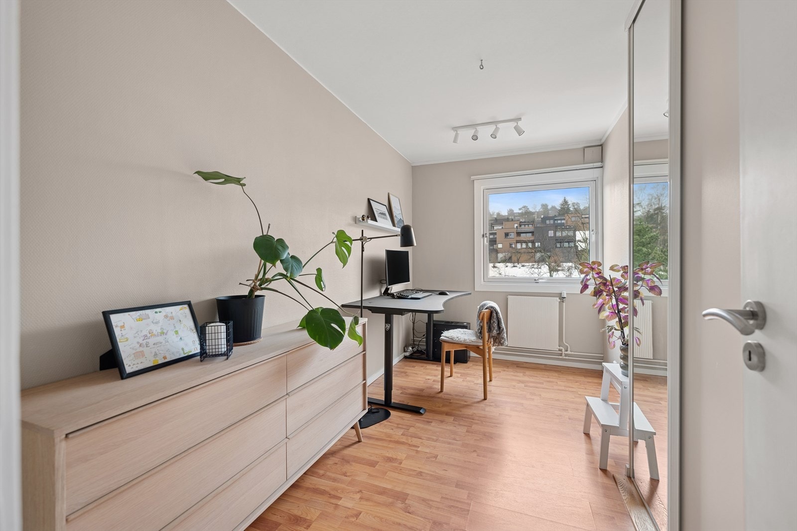Rommet er malt i en tidløs farge. Galleribilde