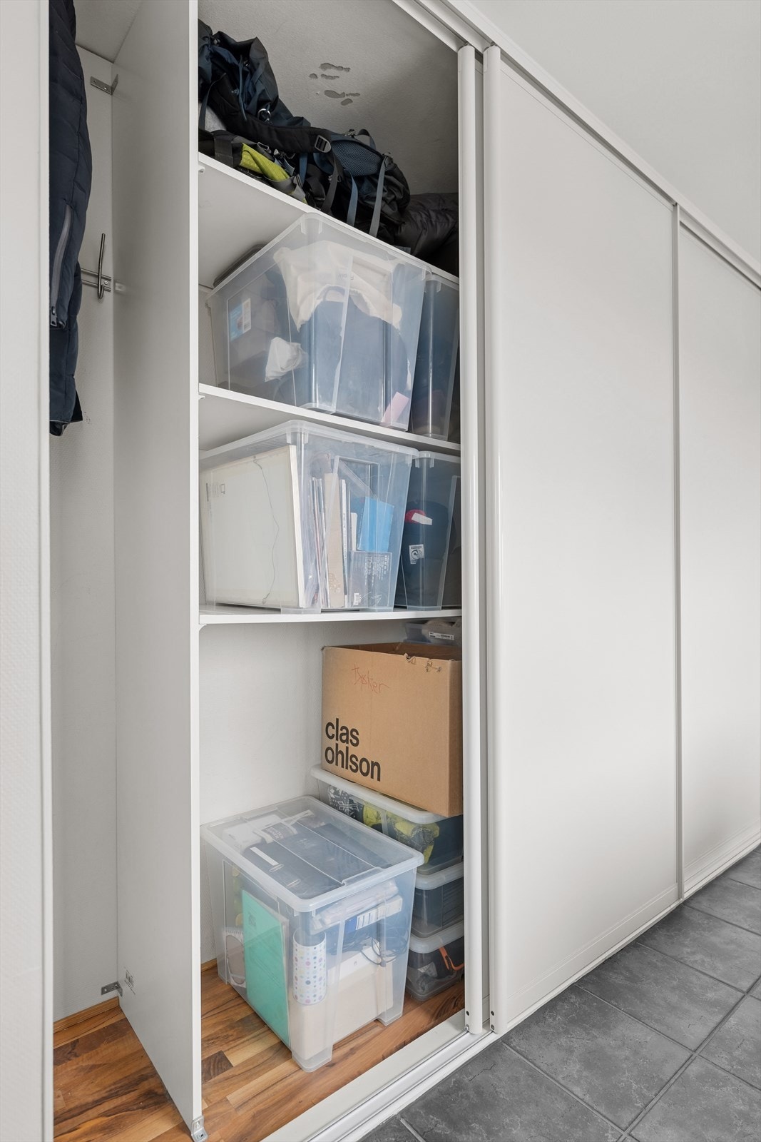 Mellom kjøkkenet og stue er det en praktisk skyvedørsgarderobe med plass til diverse oppbevaring. Galleribilde