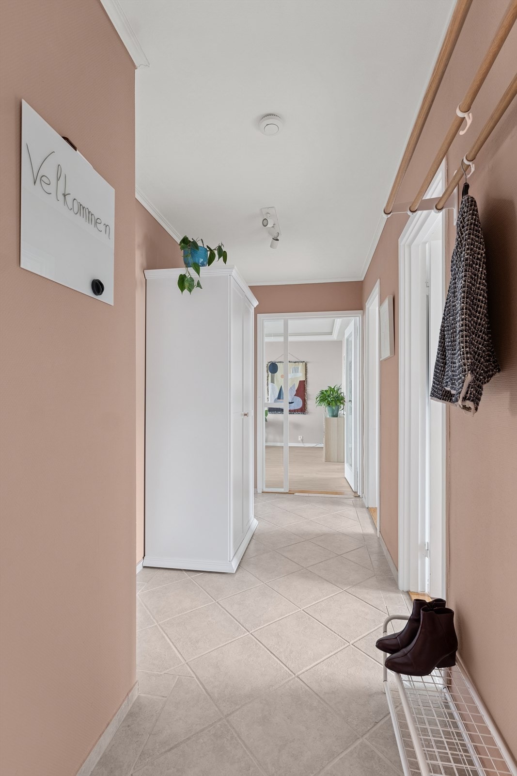 Velkommen inn! Her er det god plass til sko og jakker! Galleribilde
