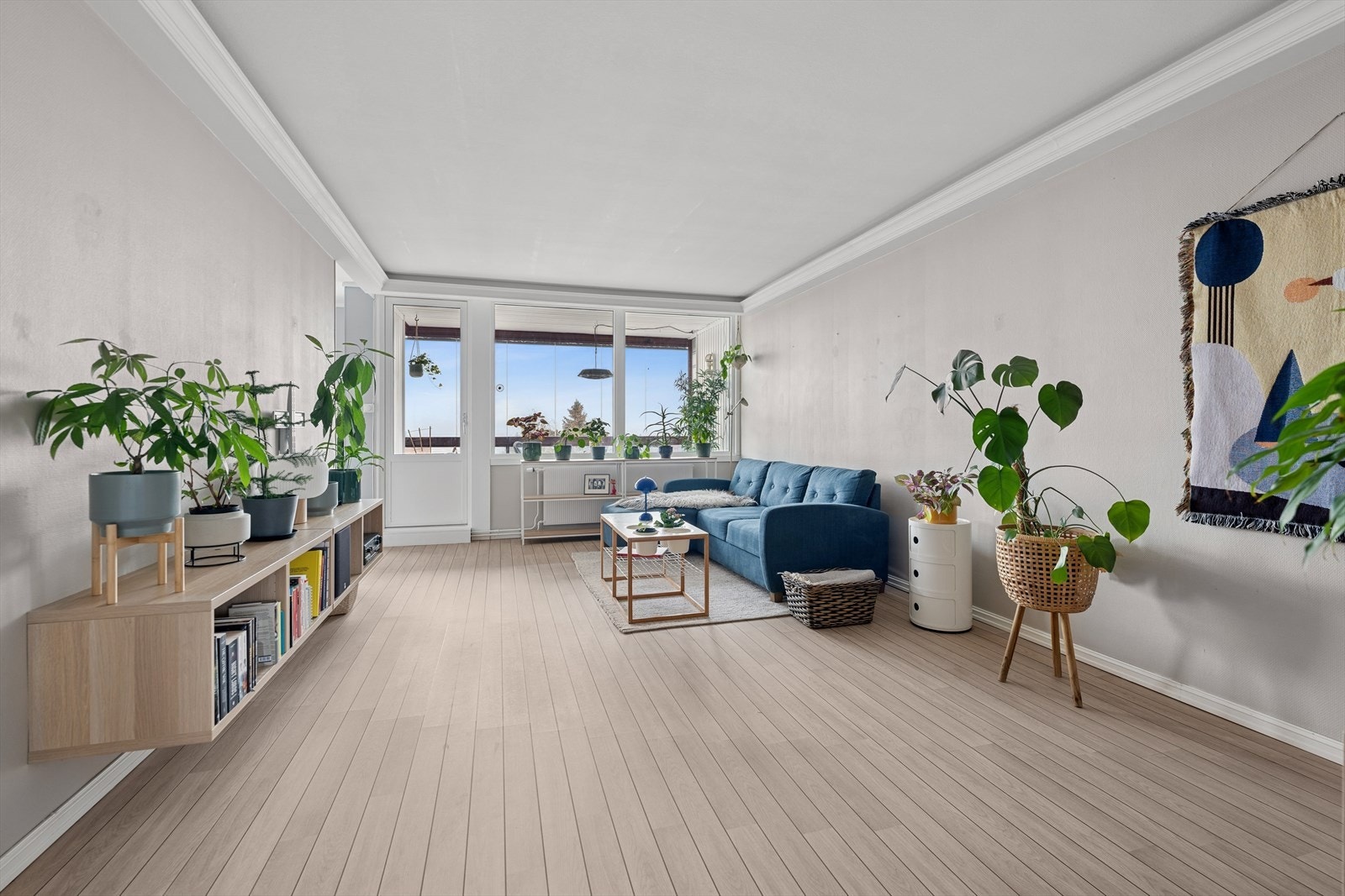 Store vindusflater slipper inn rikelig med naturlig lys. Galleribilde