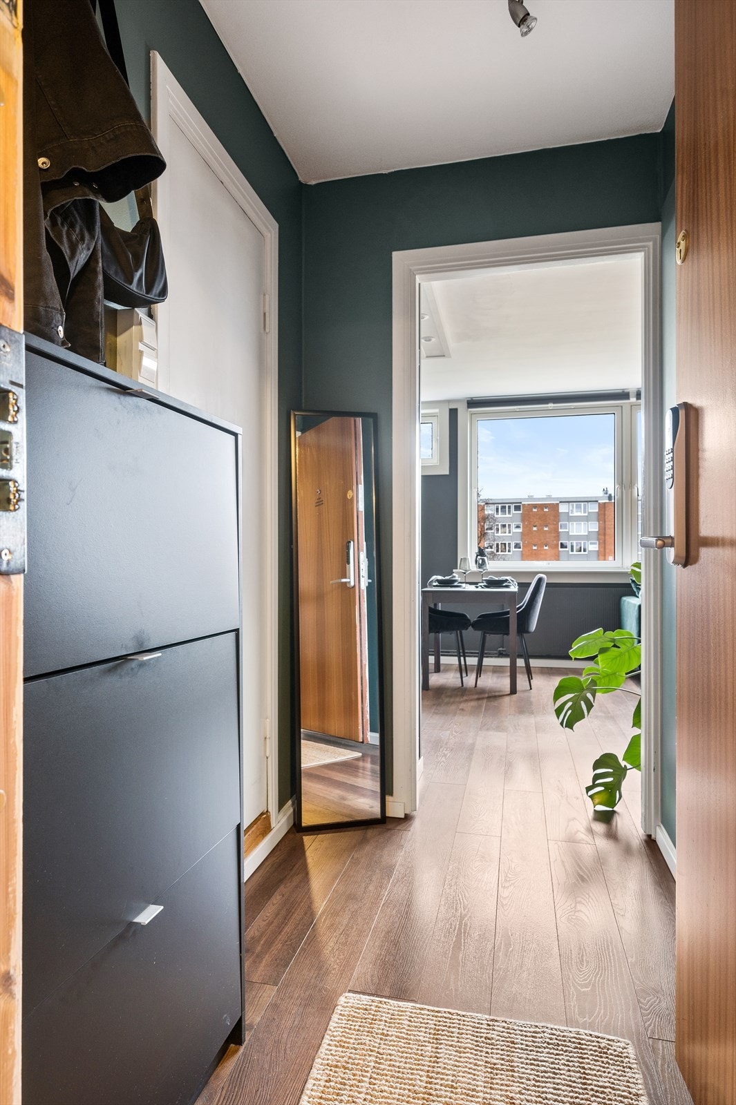 Romslig entré som ønsker deg velkommen hjem. Galleribilde