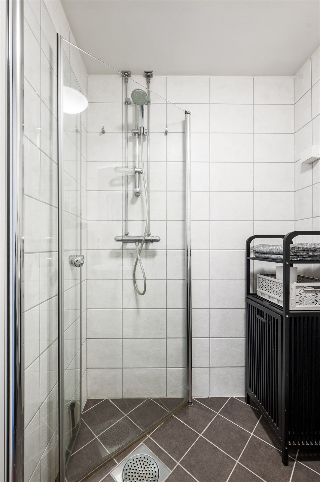 Himlingen består av malte plater, mens vegger og gulv er dekket med fliser. Galleribilde