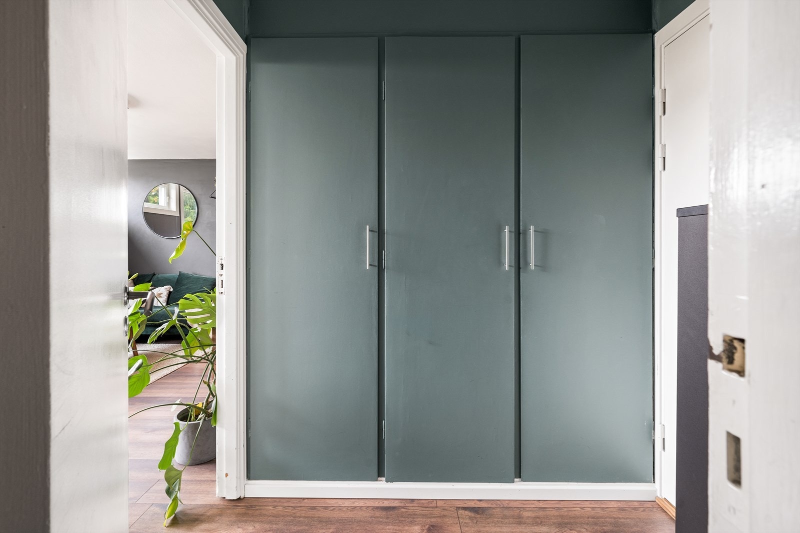 Her finnes en stor garderobeløsning med rikelig oppbevaringsplass. Galleribilde